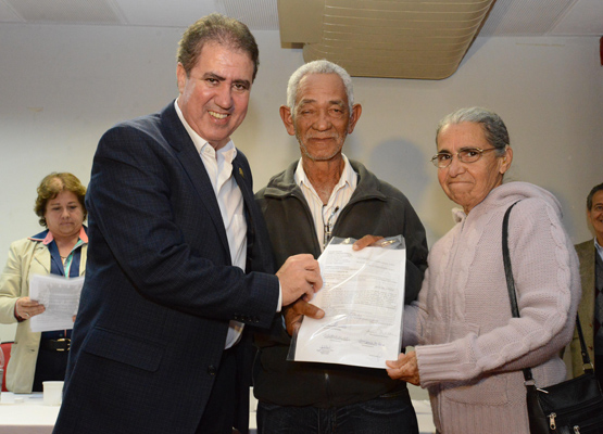  Prefeito entrega documento a um morador