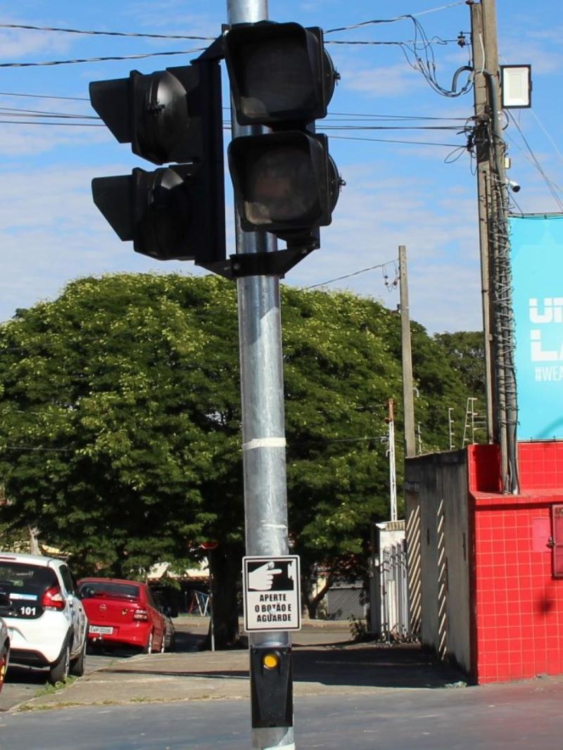 Novos equipamentos possuem botoeira e sinal sonoro para segurança dos pedestres na travessia