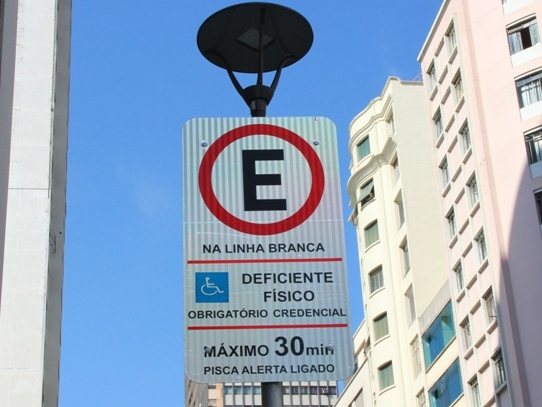 Placa indicativa de vaga exclusiva