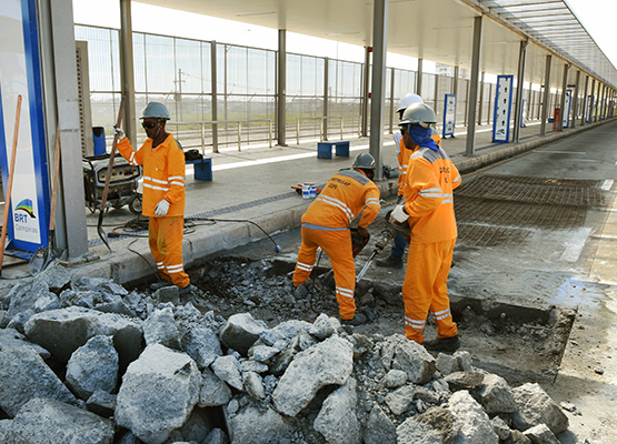 Empresa substitui placas de concreto no corredor Campo Grande do BRT