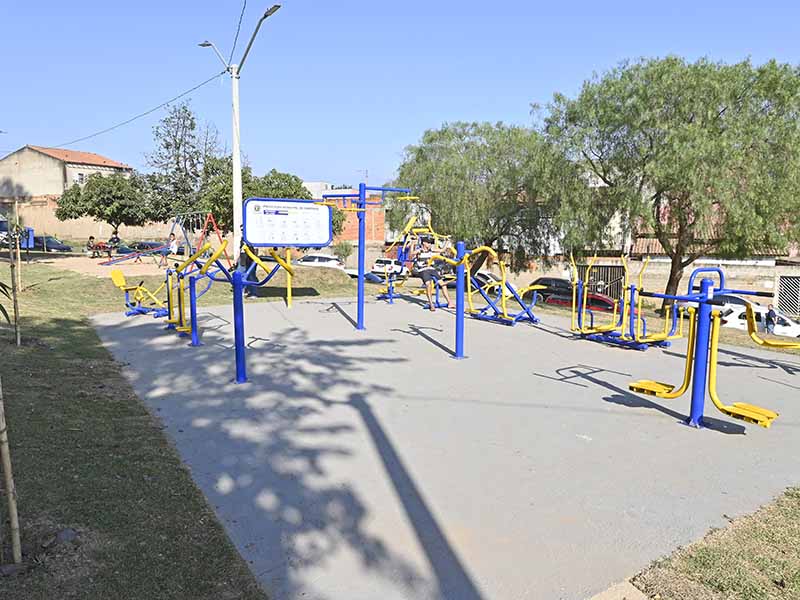 Espaço conta com campo de futebol de areia, academia ao ar livre; parque infantil; iluminação; paisagismo; calçadas e bancos de concreto