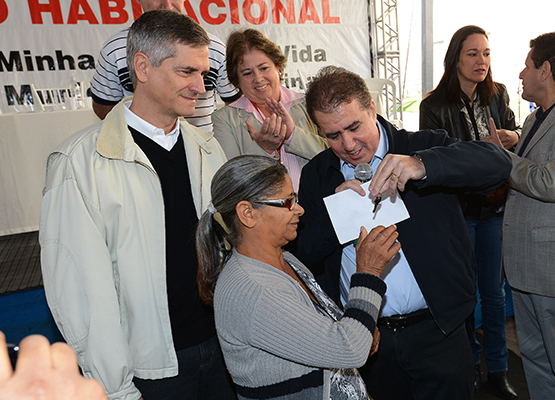 Jonas entrega chaves a futura moradora