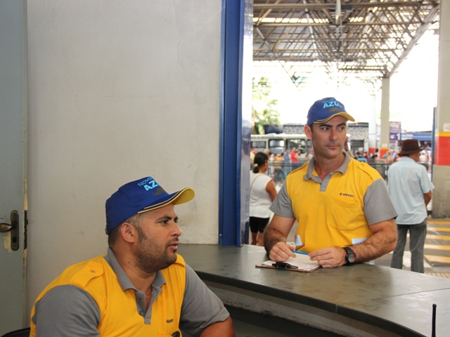 Funcionários da Emdec usam boné azul alusivo à campanha de combate ao câncer de próstata