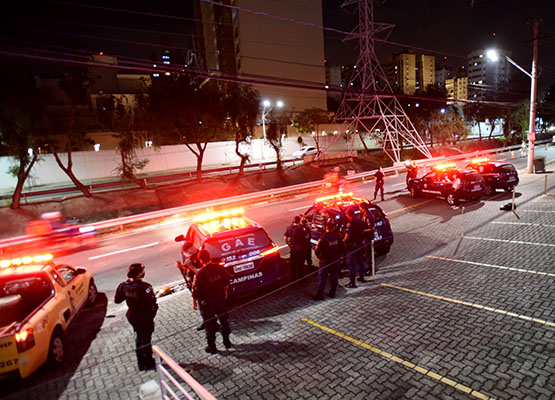 A força-tarefa também realizou barreiras sanitárias do Toque de Recolher em vários pontos da cidade, durante as quais foram abordados 346 veículos e 617 pessoas foram orientadas a voltarem para casa