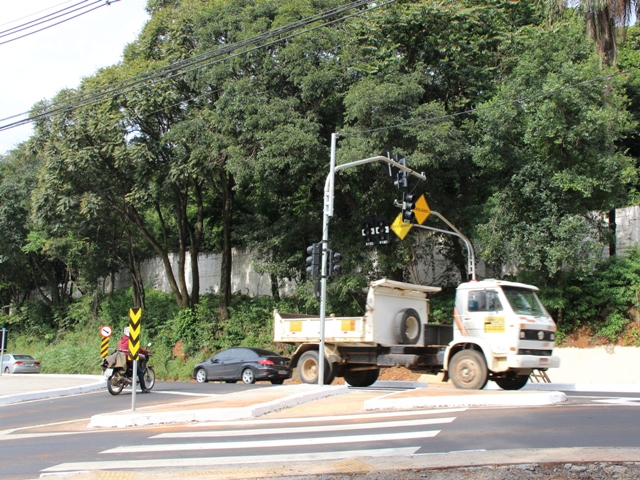Via recebe conjunto semafórico