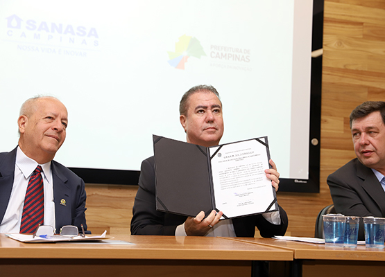 Prefeito Jonas e presidente da Sanasa Arly de Lara Romêo...