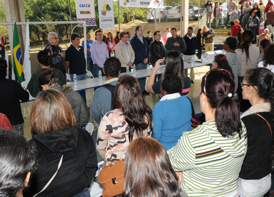 Hino Nacional é cantado início da programação