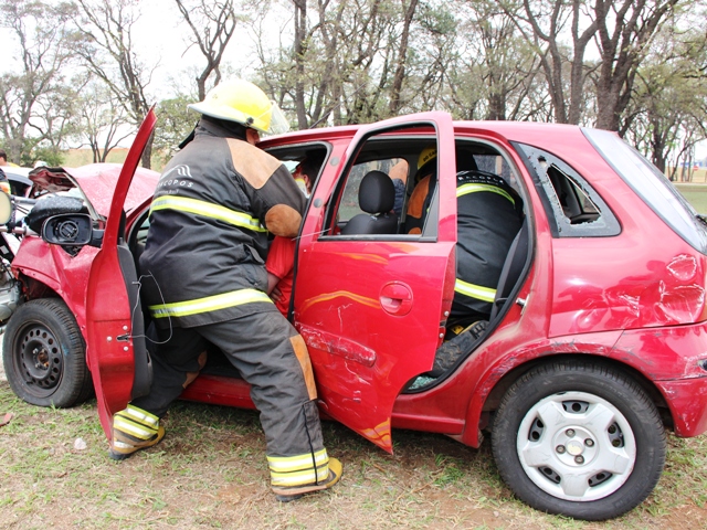 Bombeiros retiraram motorista das ferragens