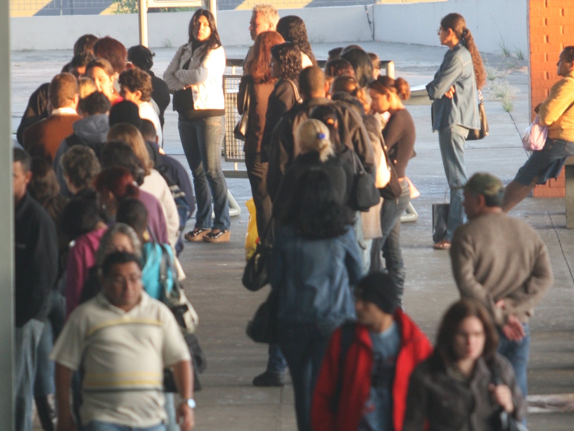 Usuários do transporte coletivo no Residencial Sirius, região Noroeste