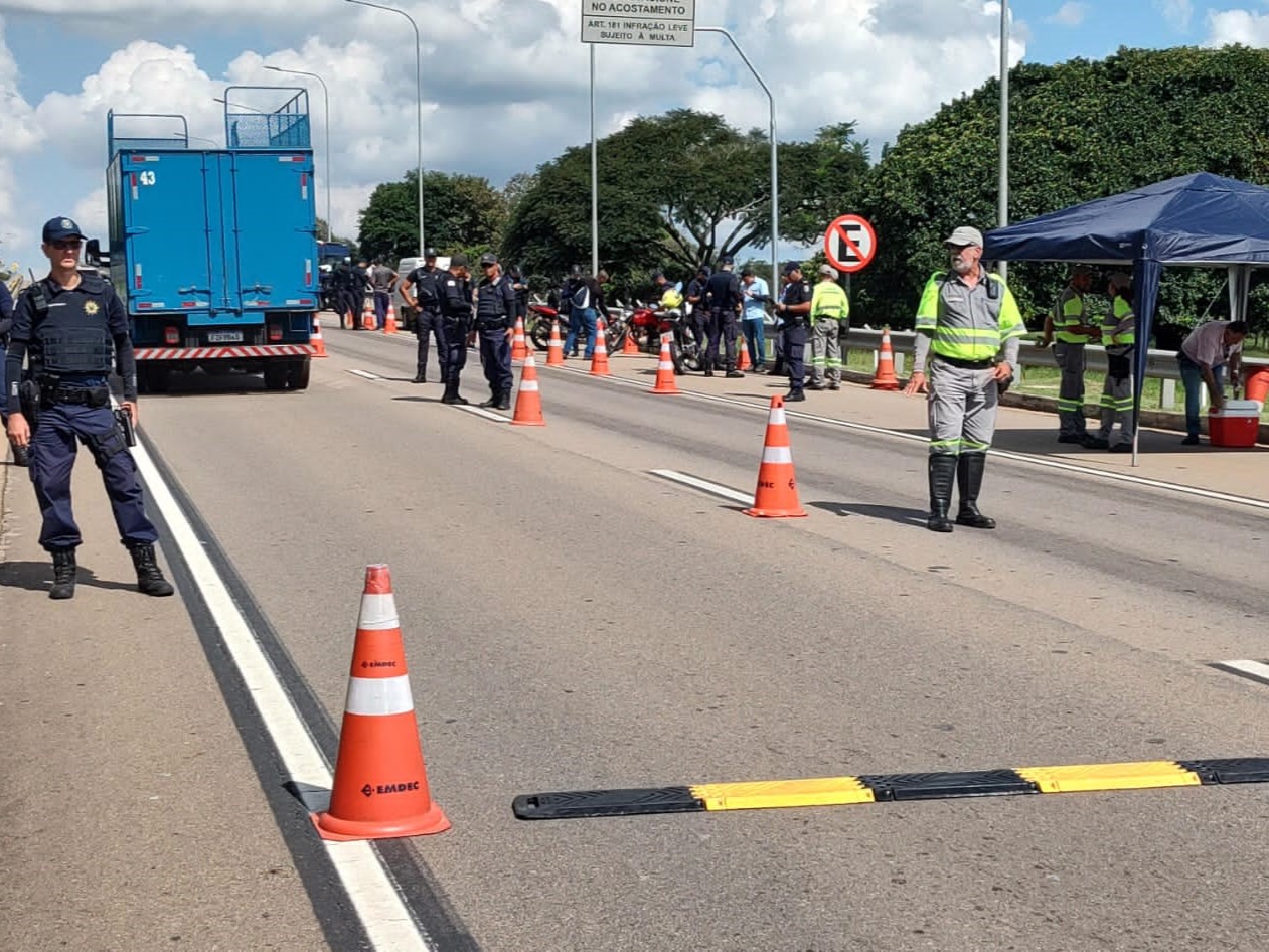 Na av. José Amgarten, agentes abordaram veículos do transporte por aplicativo, fretados e táxis