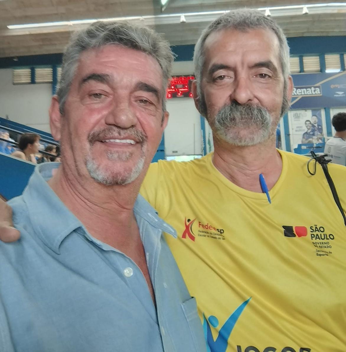 Abílio (esq.), medalhista de ouro, ao lado do árbitro das finais; Damas reuniu 36 jogadores