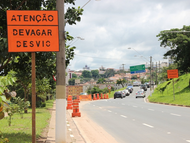 Sinalização viária orienta motoristas