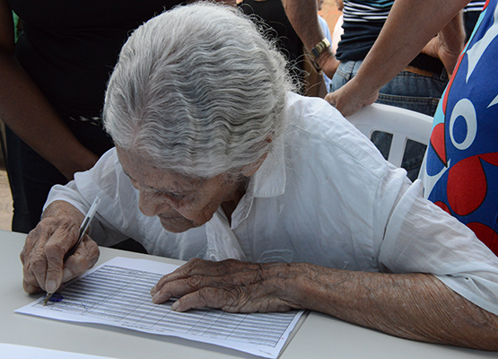 Maria de Sousa Leite assina documento