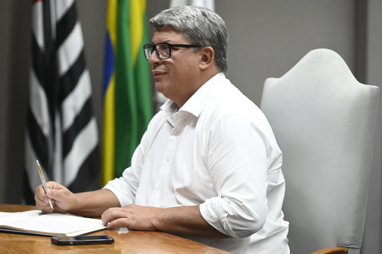 O vice-prefeito, Wanderley de Almeida, assume a posse