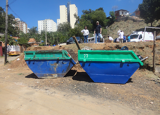 Duas caçambas foram instaladas para ampliar a coleta de lixo