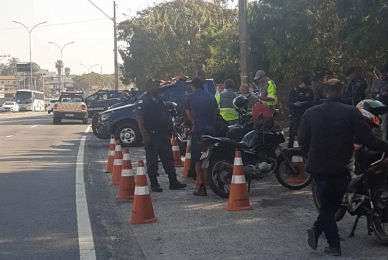 Além da obstrução da placa, fiscalização flagra infrações nas motos, capacetes e de direção imprudente