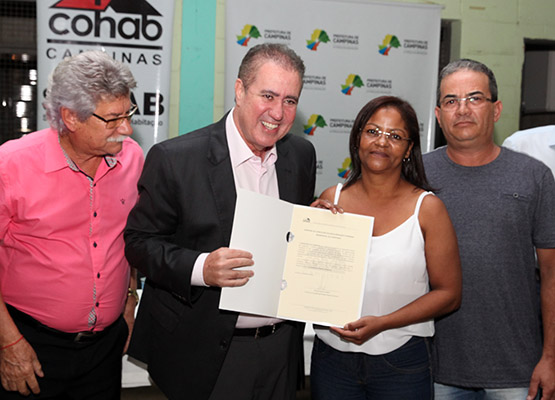 Prefeito entrega escrituras para moradores