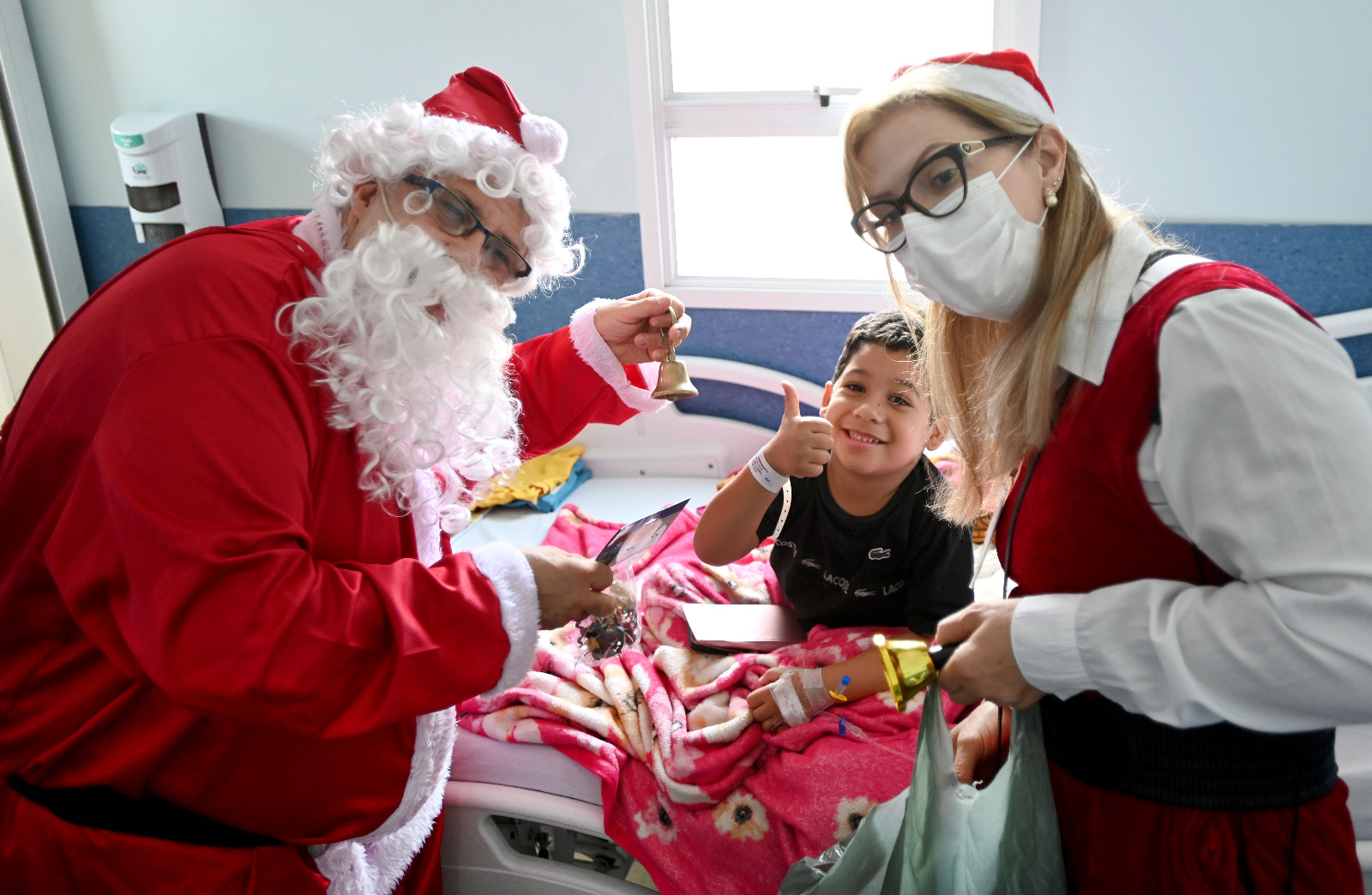 Papai e Mamãe Noel foram recebidos com surpresa e alegria pelas crianças e pais