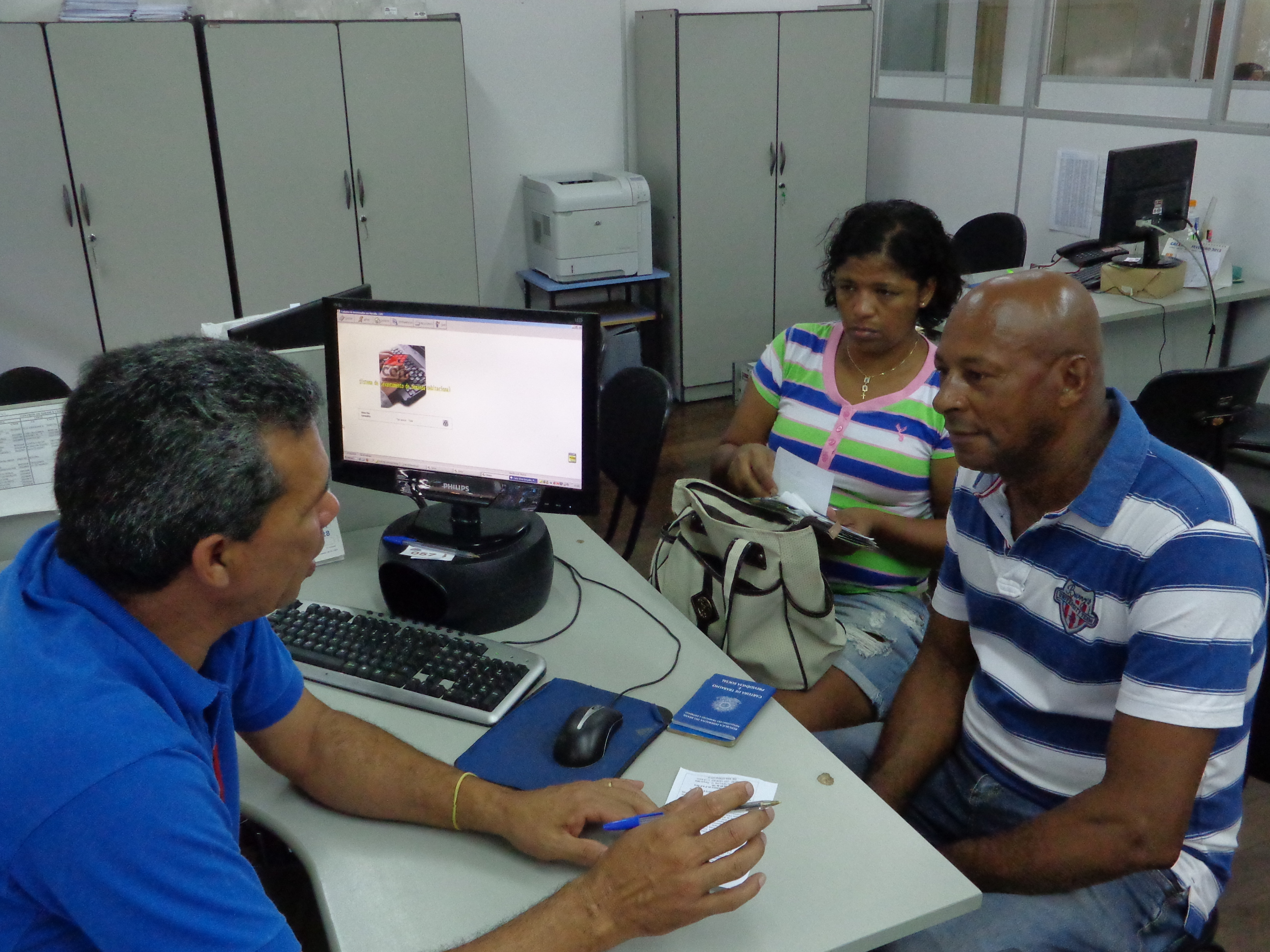 Casal busca informações sobre recadastramento