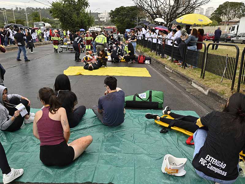 Estudantes atuaram na encenação