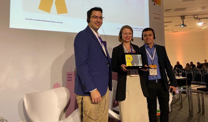 A diretora Karlise Baldoni recebeu o Selo Ouro do Connected Smart Cities pela Prefeitura