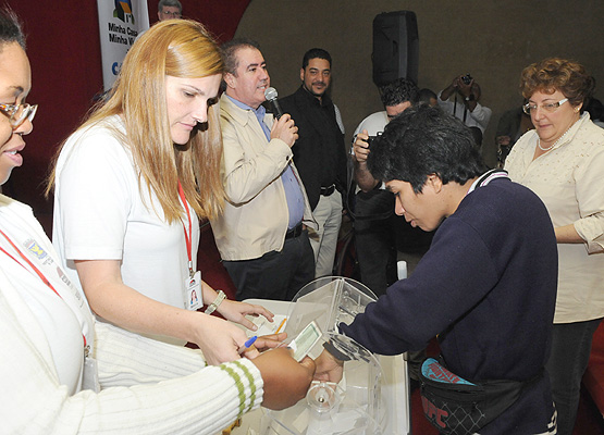 Mulher confere dados do sorteio