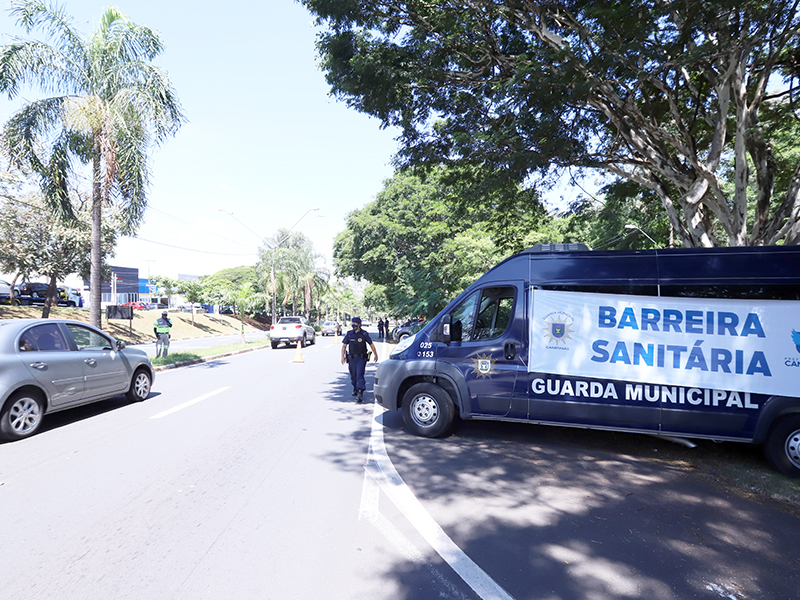 Foram fiscalizados 64 estabelecimentos, sendo que seis foram lacrados - bares e adegas -, e 540 pessoas foram orientadas. Uma motocicleta foi recolhida.