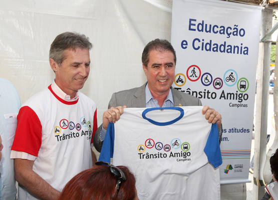 Prefeito e secretário de Transportes vestem literalmente a camisa da campanha