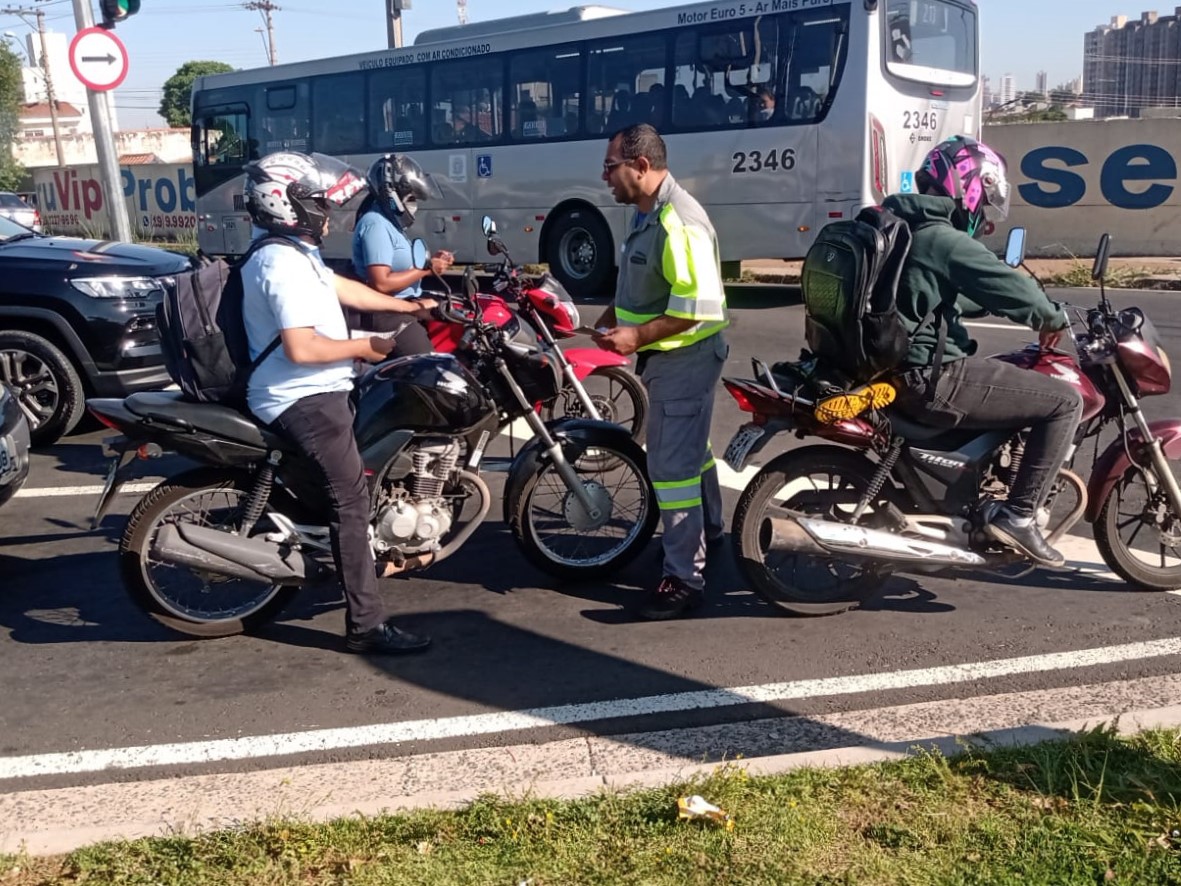 Agentes da Emdec orientam sobre comportamentos seguros para evitar acidentes no trânsito