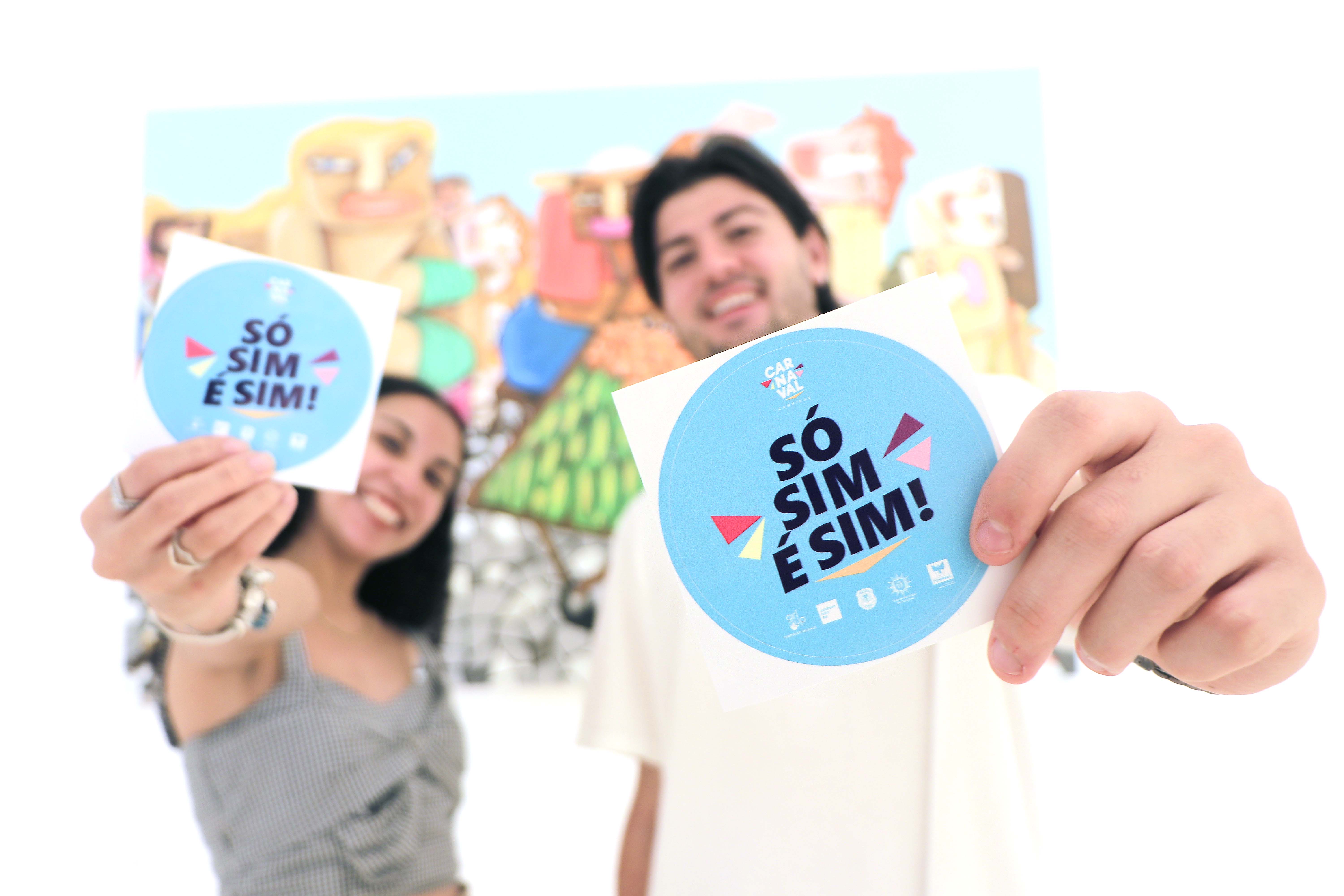 Adesivos serão entregues aos foliões durante os desfiles dos blocos