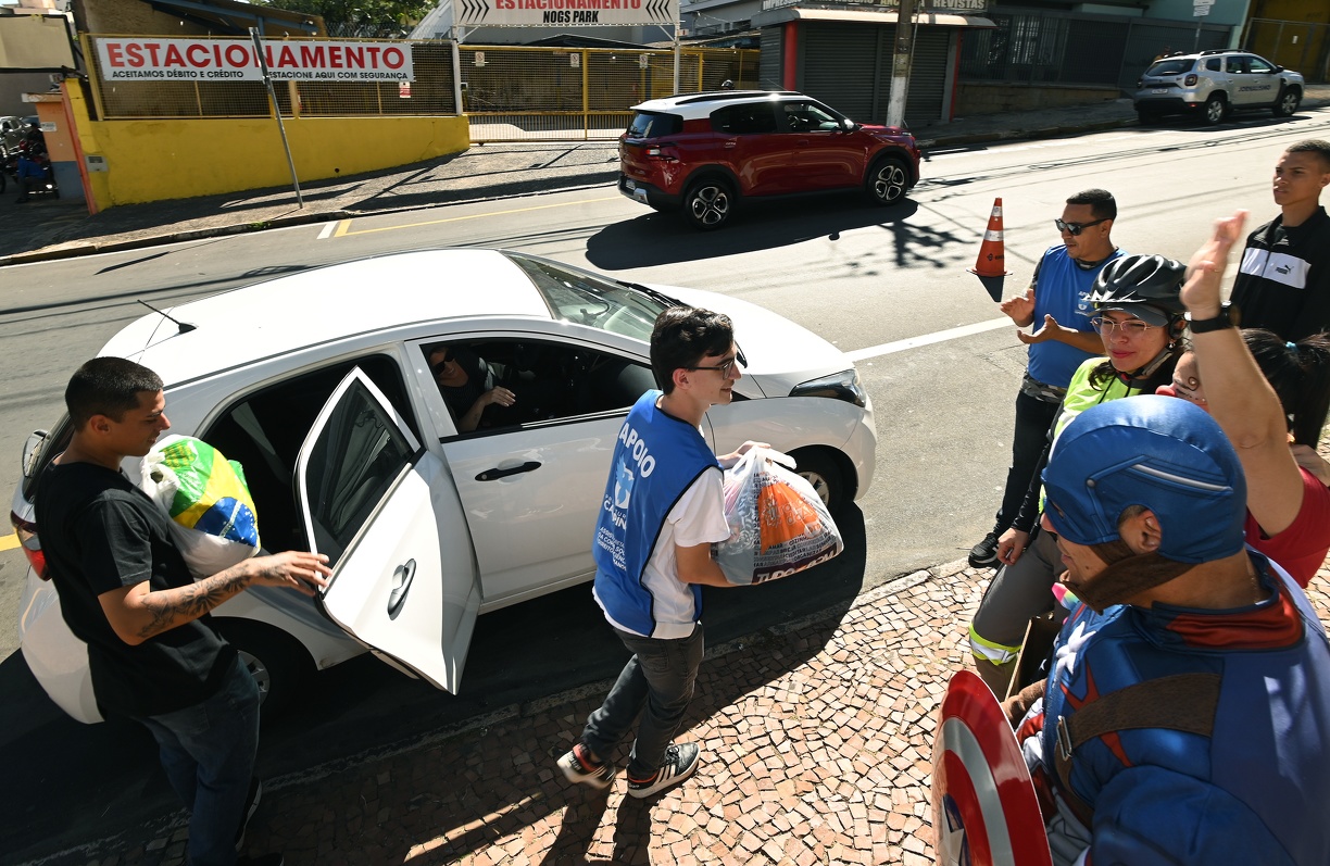 Carlos Bassan Dia D da Campanha contou com drive-thru no Paço Municipal para receber doações