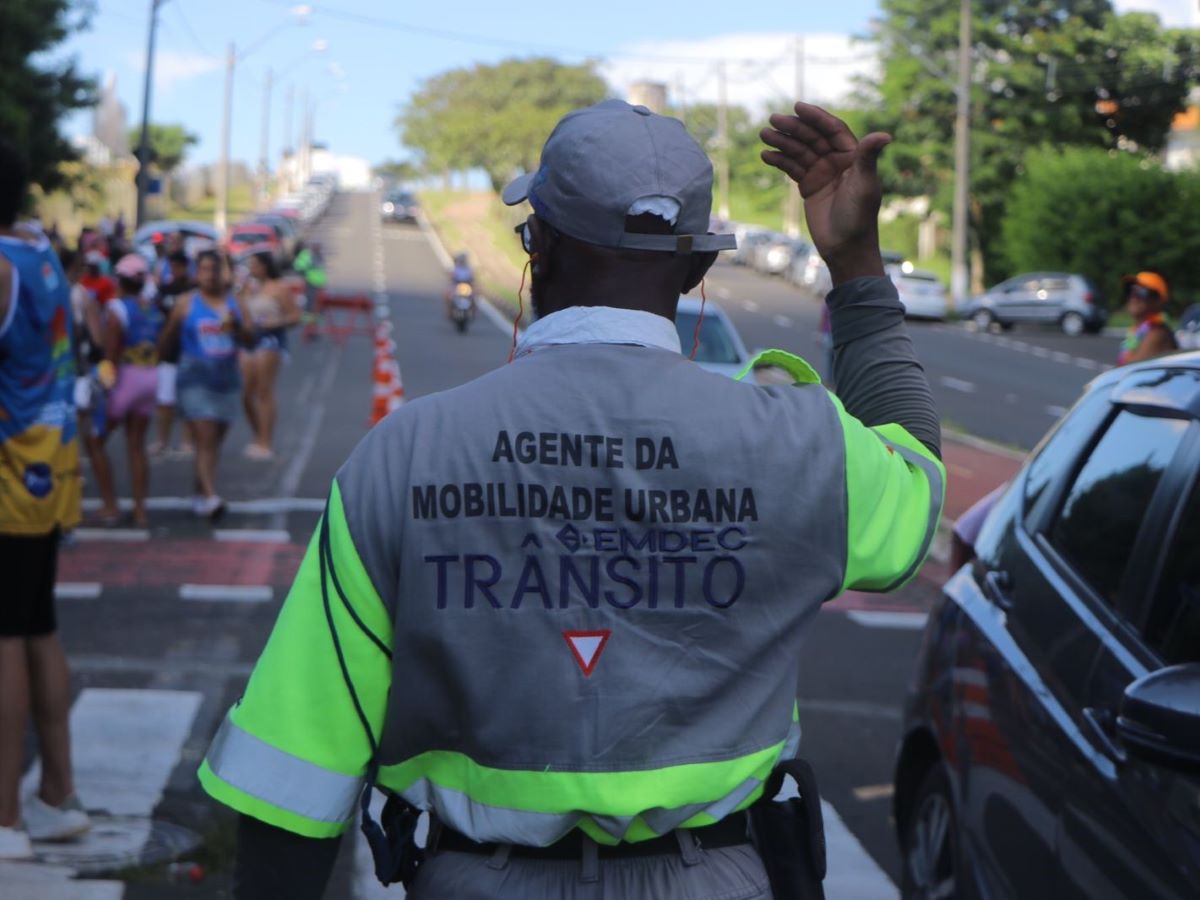 A Emdec indica, se possível, que os motoristas evitem circular pelas regiões de apresentação dos blocos carnavalescos
