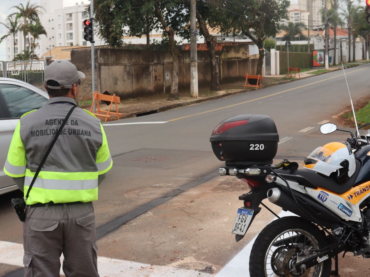 O fechamento da via ocorre no sentido bairro; agentes monitoram o local