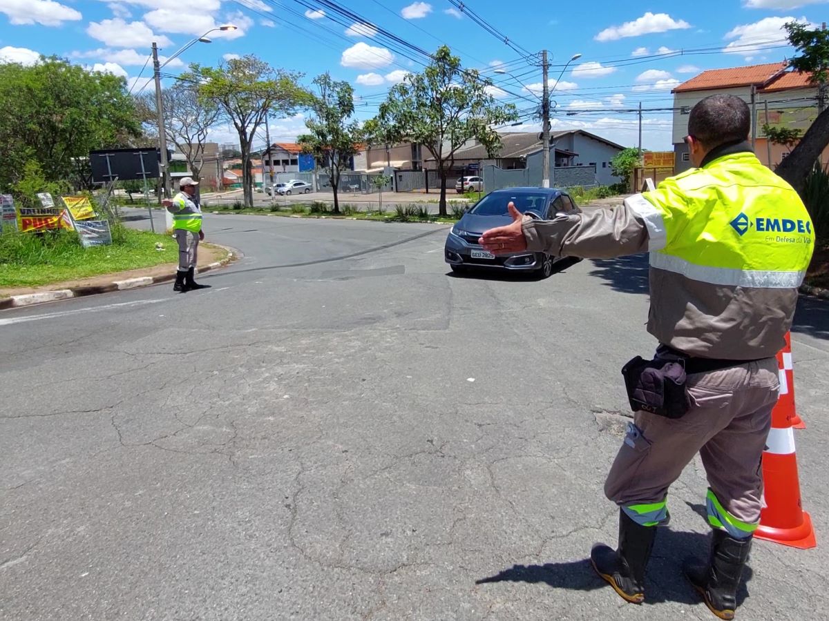 Agentes da Emdec sinalizam a interdição e orientam motoristas nos primeiros dias