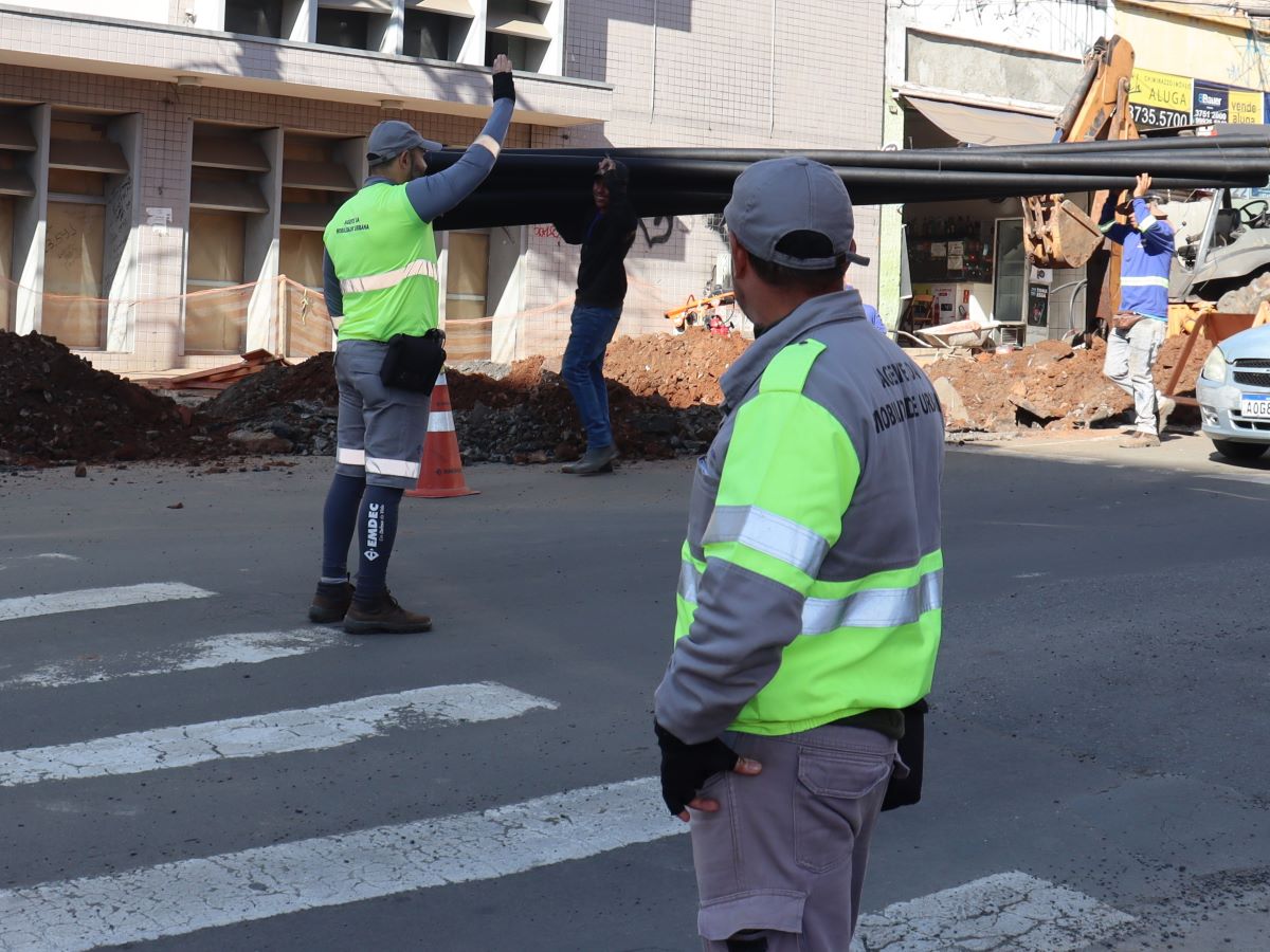 Agentes da Emdec sinalizam os pontos de bloqueio e orientam os condutores sobre desvios