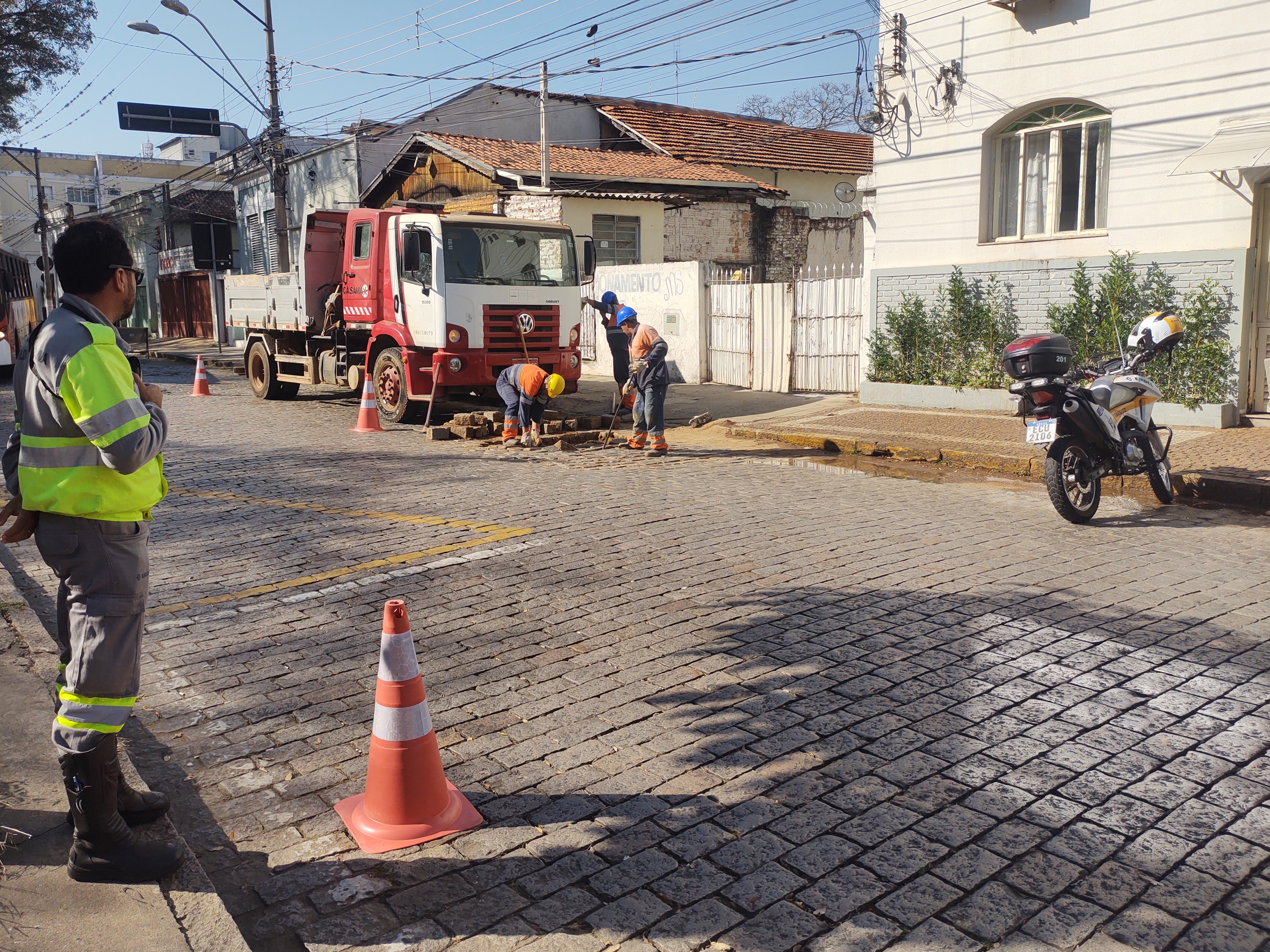 Agentes da Emdec sinalizam os bloqueios e monitoram as regiões impactadas