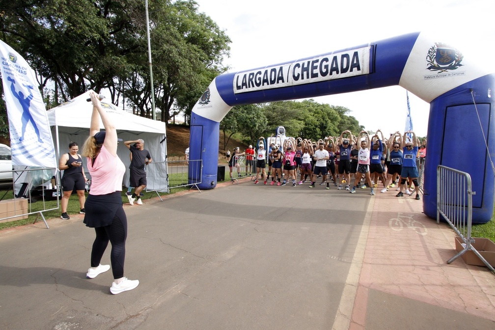 Alongamento preparou os competidores para a corrida