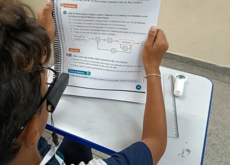 Aluno Júlio César de Castro Soares, do 5º ano, conta que dificuldade com as lições diminuiu com os óculos de tecnologia assistiva