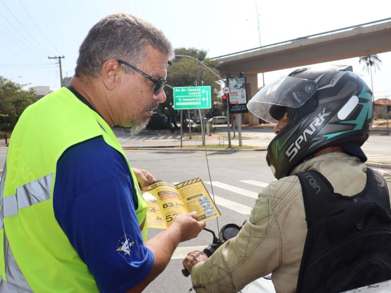 Cruzamentos da rua Dr. Pereira Lima receberam abordagens educativas nesta terça, 25/06