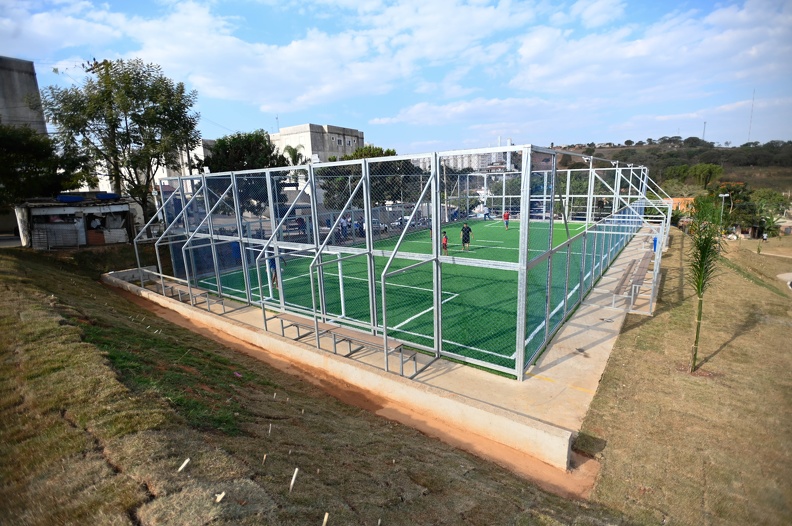 Espaço tem campo de futebol com grama sintética