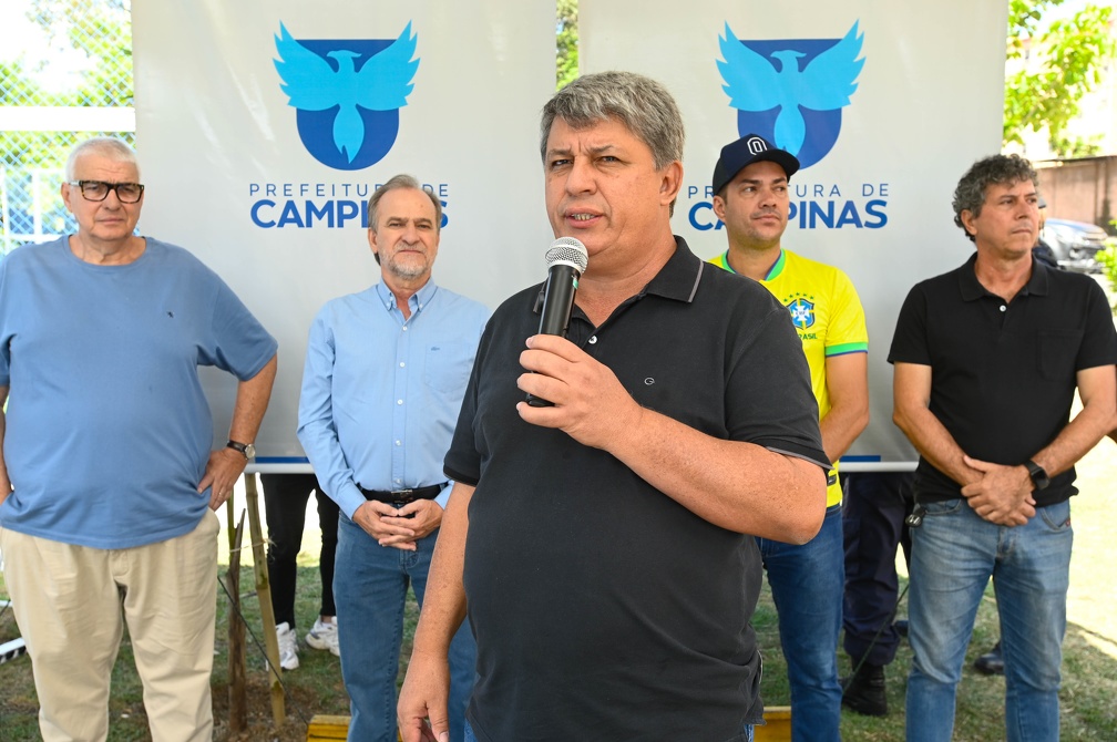 O vice-prefeito e secretário de Relações Institucionais, Wanderley de Almeida, durante entrega da Areninha