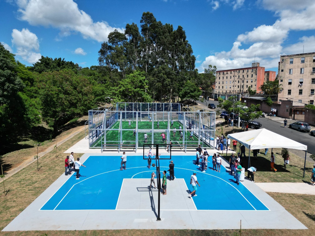 Areninha recebeu campo de futebol society com grama sintética e quadra de basquete americano