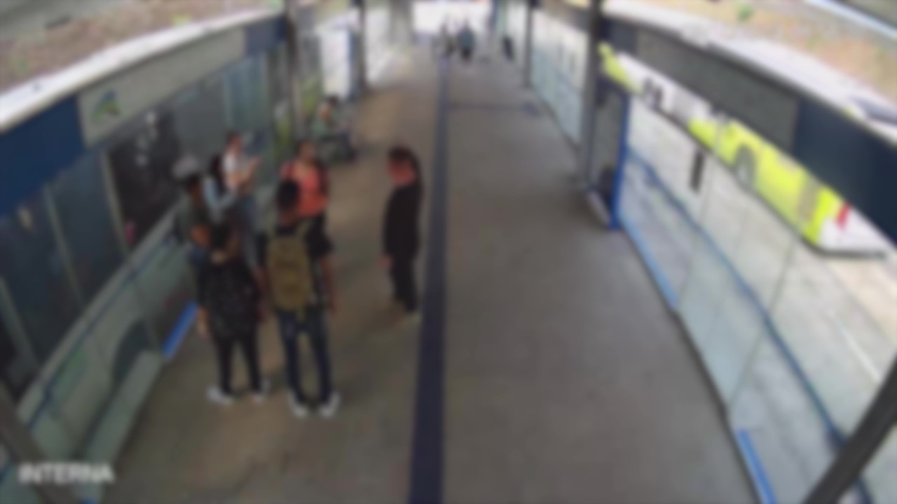 Profissional da Emdec abordou usuários e solicitou o retorno à catraca para o pagamento 