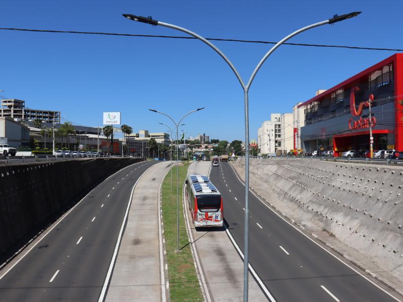 Os corredores são dedicados para circulação exclusiva das linhas BRT