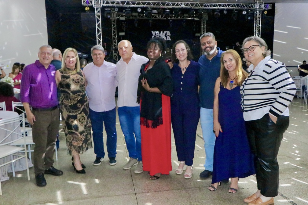 O prefeito em exercício, Vanderley de Almeida, e a secretária Eliane Jocelaine, prestigiaram o baile