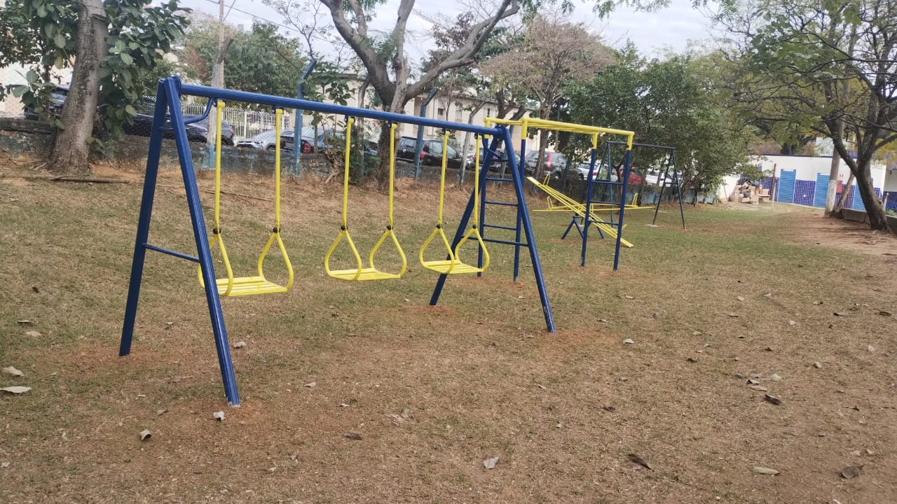 Brinquedos na Praça de Esportes Cândido Rodrigues dos Santos, no Jd. Capivari