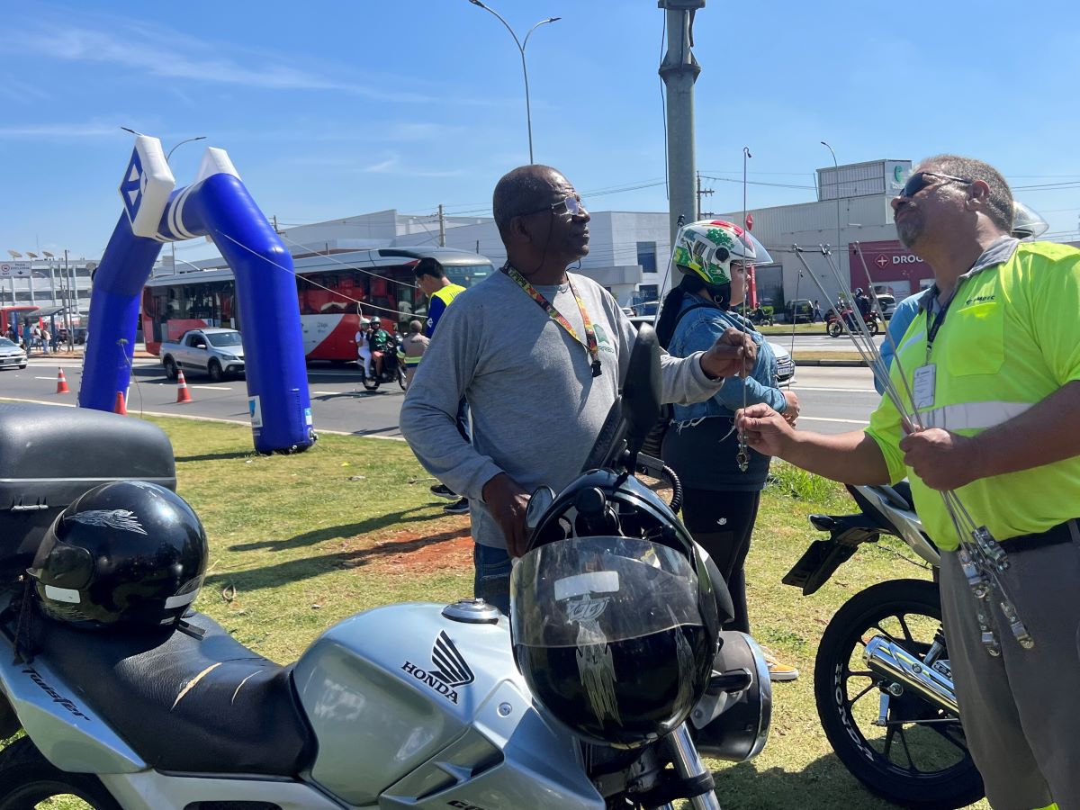 Ação educativa distribui antenas corta-pipa aos motociclistas  