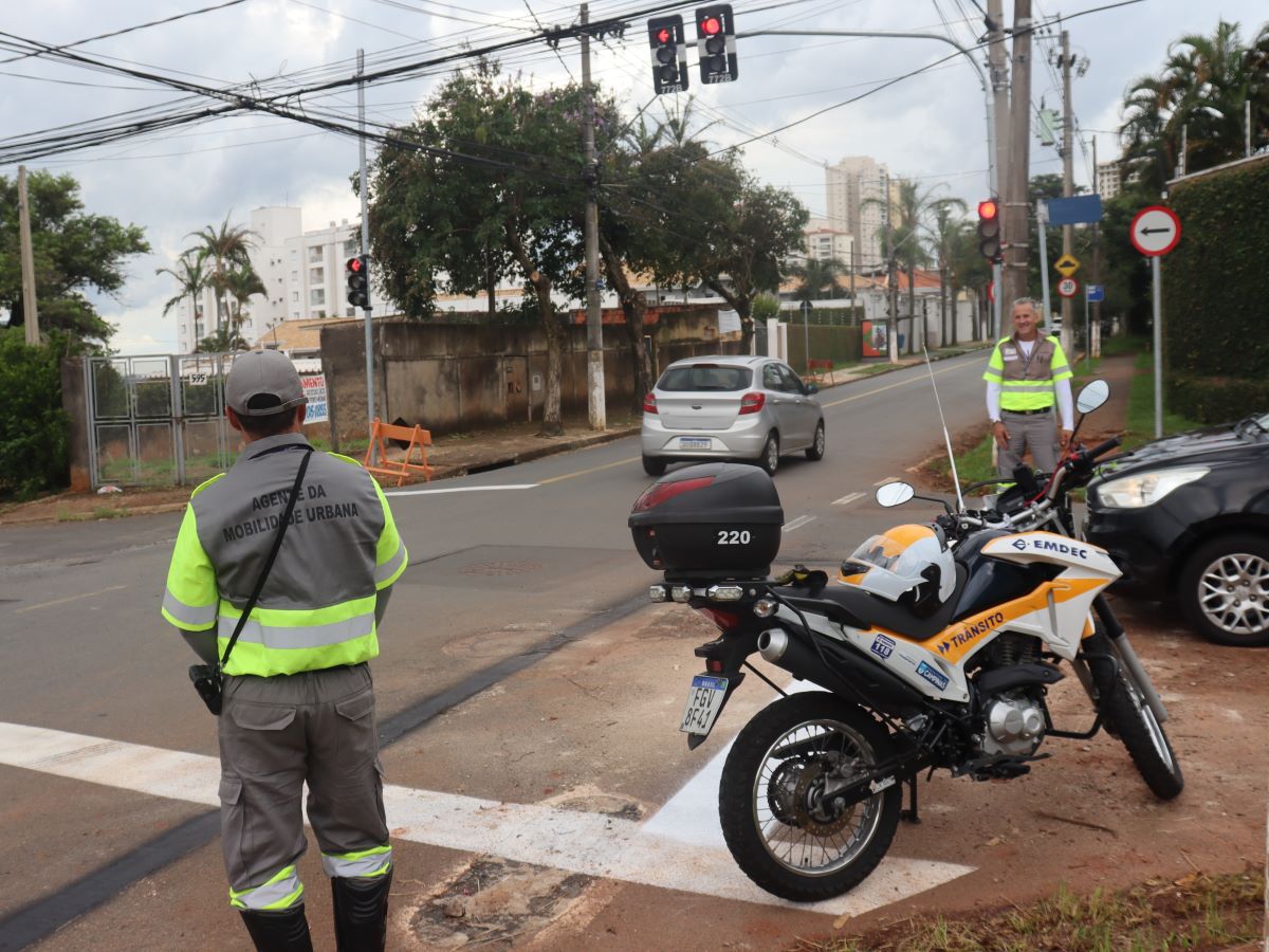 Agentes da Emdec sinalizam a interdição e orientam os condutores sobre o desvio