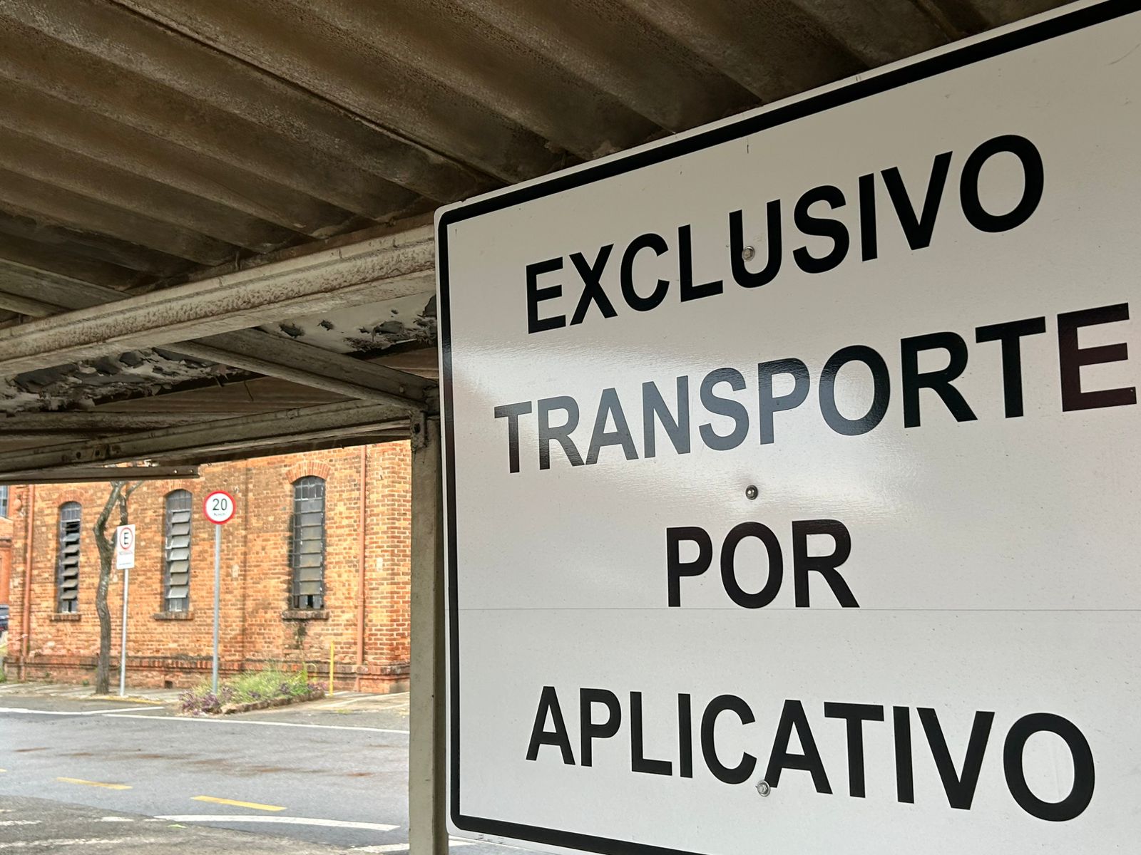 Há várias formas de acessar o CIW e cada uma tem sua área própria para entrada e estacionamento