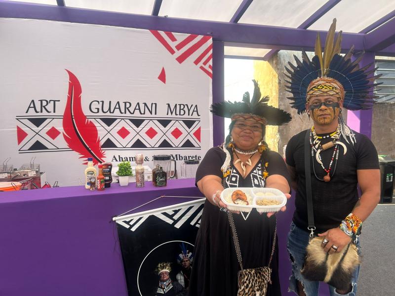 Evento oferece também opções de comida típica indígena feita com arroz, peixe frito e banana verde
